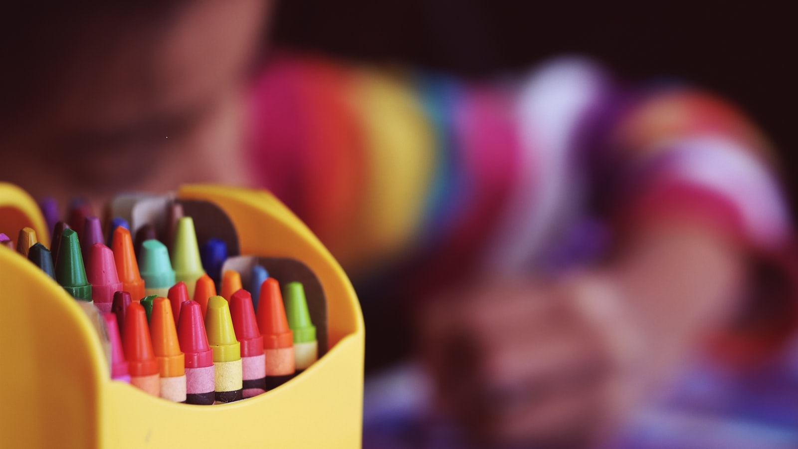 Kritor i en gul ask — illustrerar arbete med barn