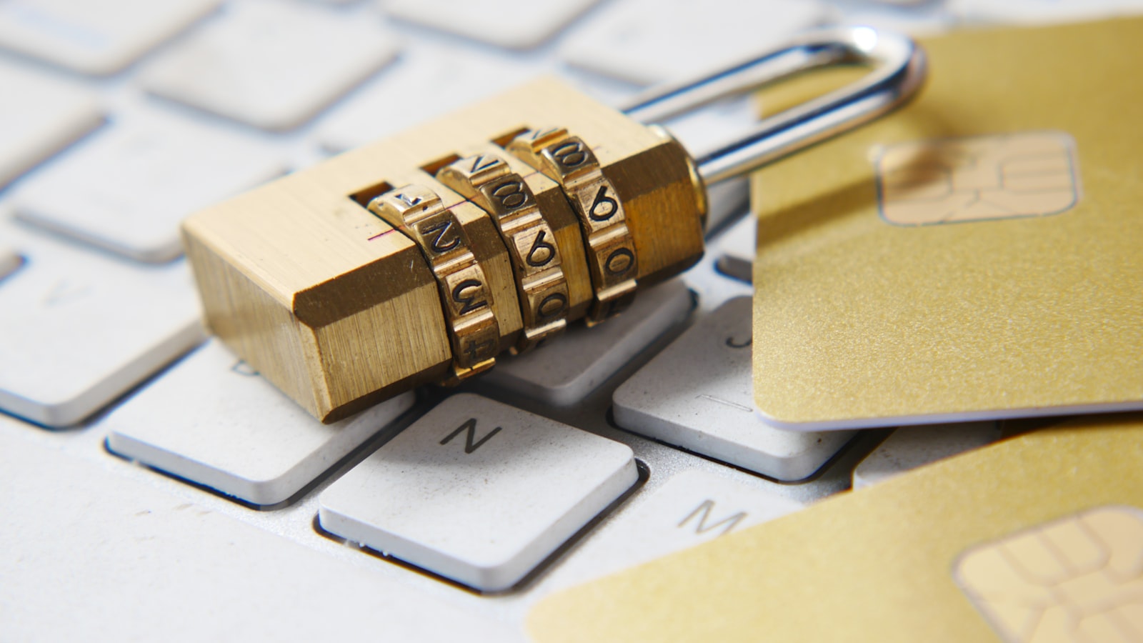 Hänglås på tangentbord — illustrerar informationssäkerhet och GDPR